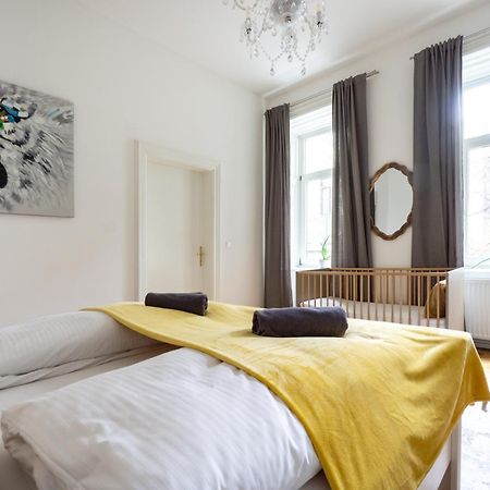 Central Apartment In Viennese Old Building Exterior photo